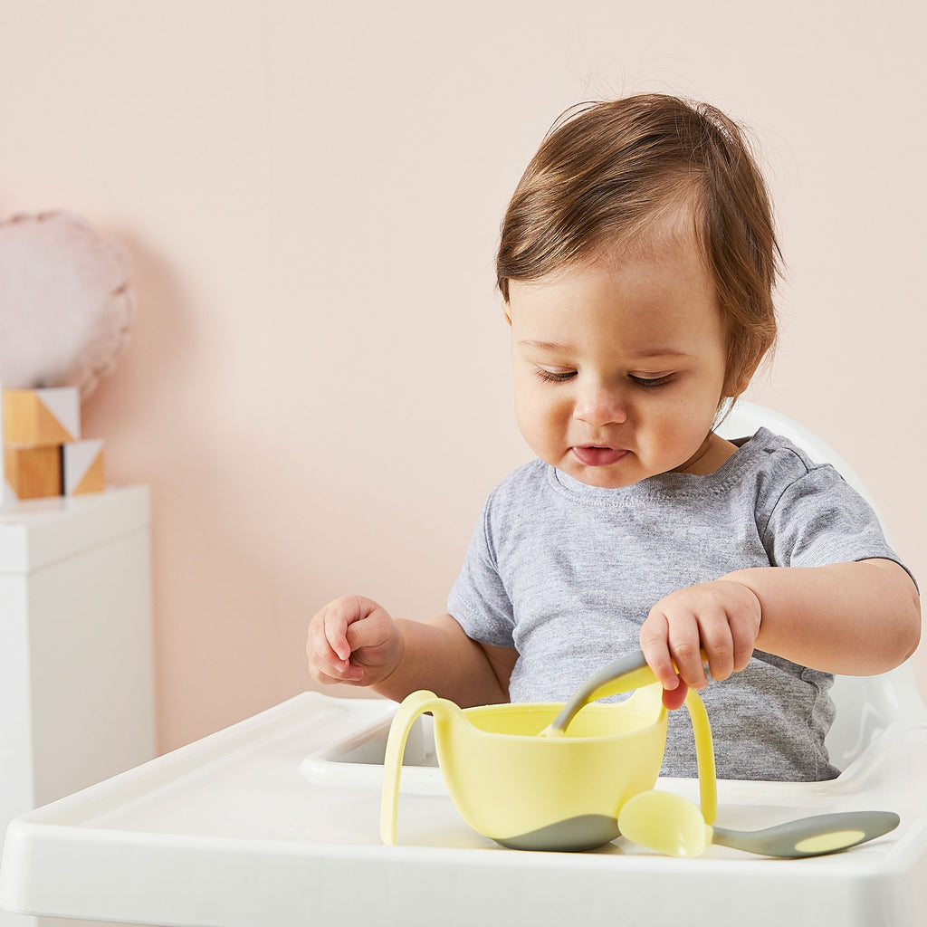 child with Toddler cutlery set - banana split - b.box for kids