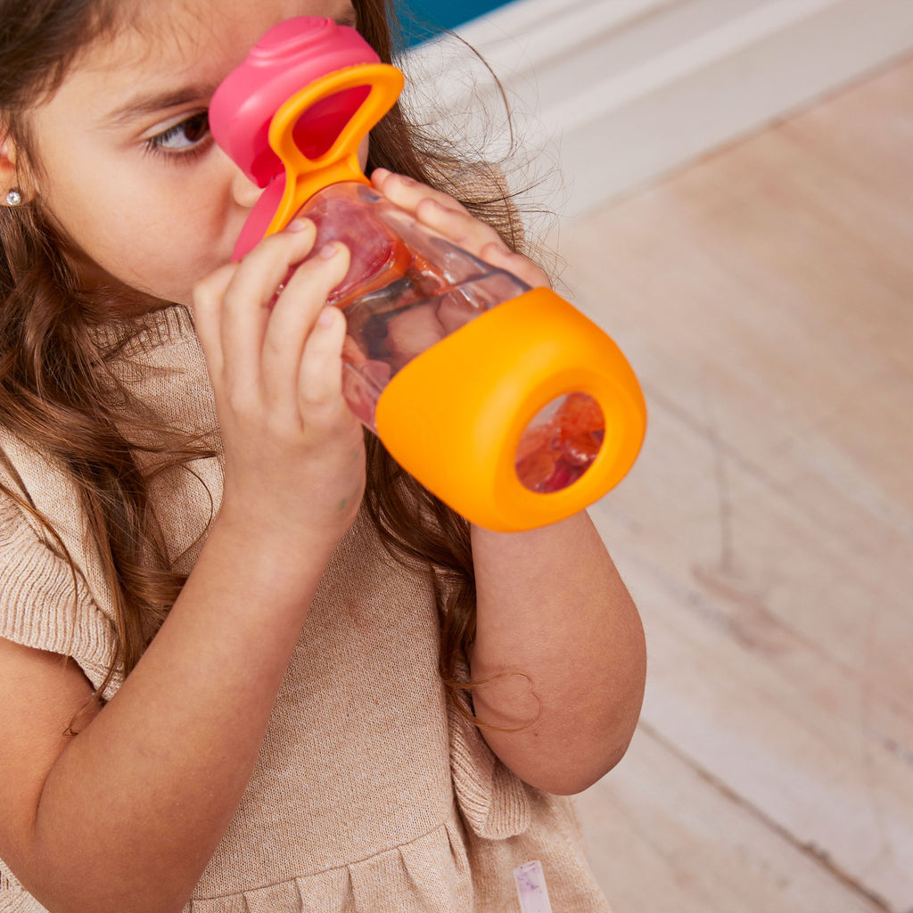 child with sport spout 450ml bottle - strawberry shake - b.box for kids